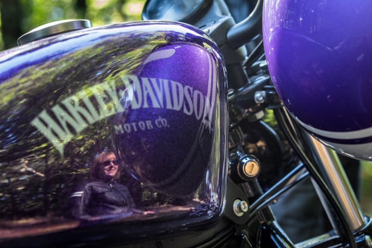 The Voodoo purple girl – Portrait d’une femme qui roule à moto !